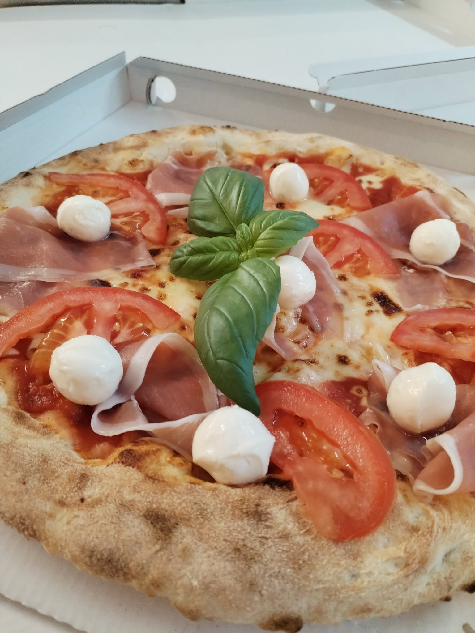 Pizza artigianale con prosciutto crudo di Parma, ciliegine di mozzarella, pomodoro fresco e basilico da Mery Rose Limana